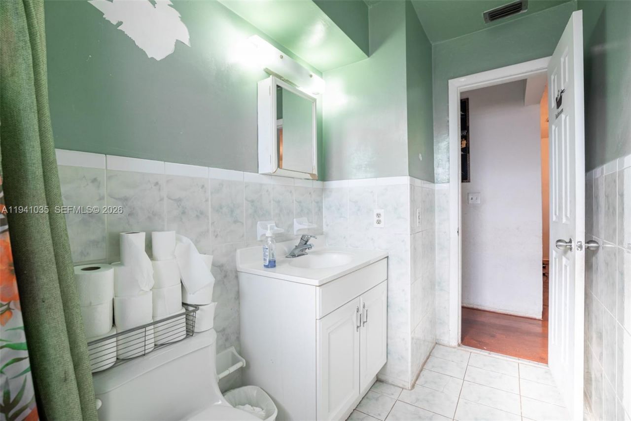 827 NW 73rd St, Miami, FL 33150 Photo