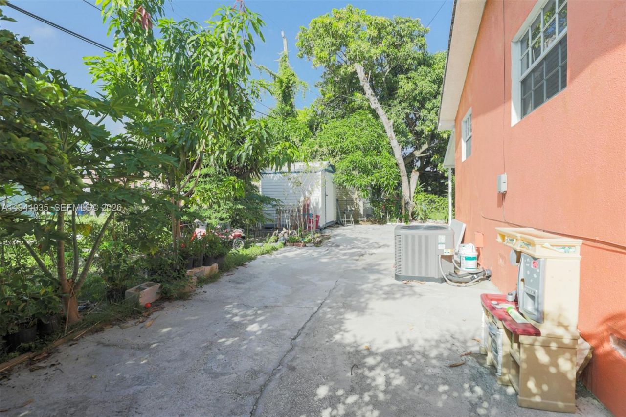 827 NW 73rd St, Miami, FL 33150 Photo