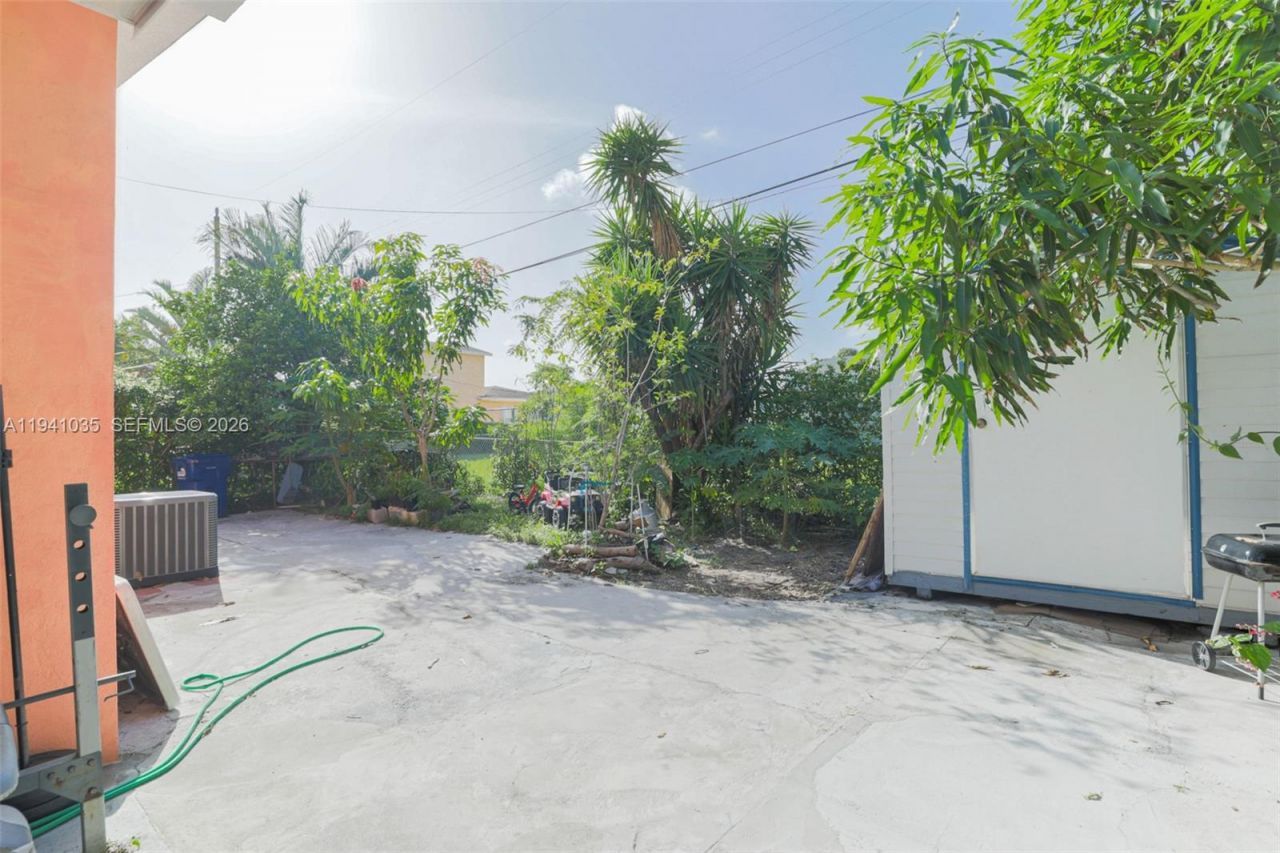 827 NW 73rd St, Miami, FL 33150 Photo