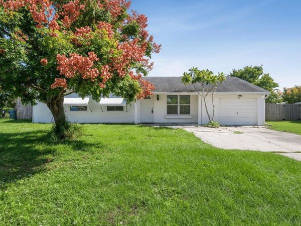 2009 SE Hideaway Circle, Port St. Lucie, FL 34952