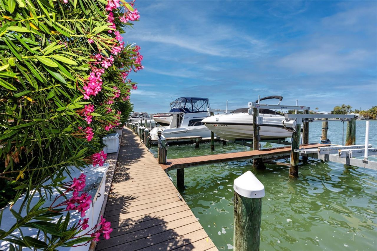736 Island Way, Unit 201, Clearwater Beach, FL 33767 Photo