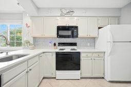 1900 Duffy St. photo 4