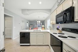 1900 Duffy St. photo 4