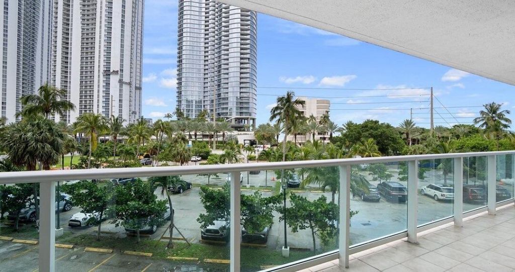 100 Bayview Drive, Unit 215, Sunny Isles Beach, FL 33160 Photo