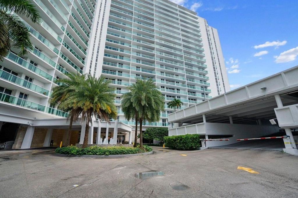 100 Bayview Drive, Unit 215, Sunny Isles Beach, FL 33160 Photo