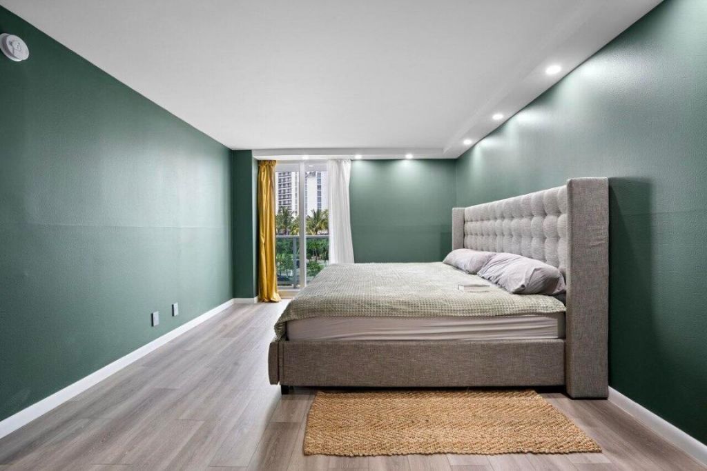 100 Bayview Drive, Unit 215, Sunny Isles Beach, FL 33160 Photo