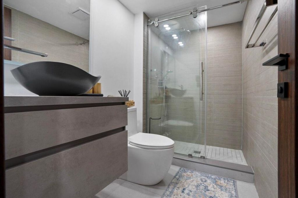 100 Bayview Drive, Unit 215, Sunny Isles Beach, FL 33160 Photo