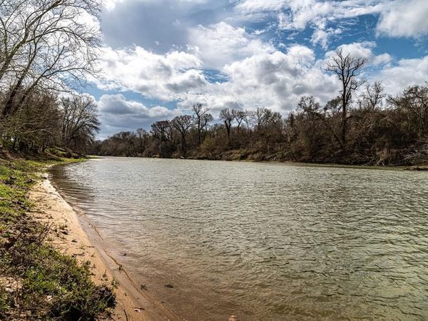 121 Mechelle ST, Smithville, TX 78957