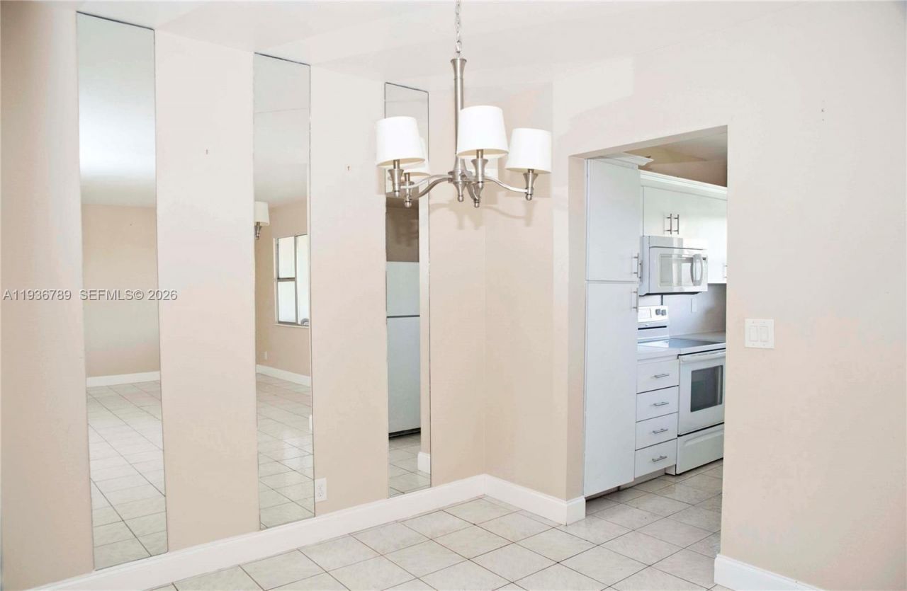 270 Layne Blvd, Unit 305, Hallandale Beach, FL 33009 Photo