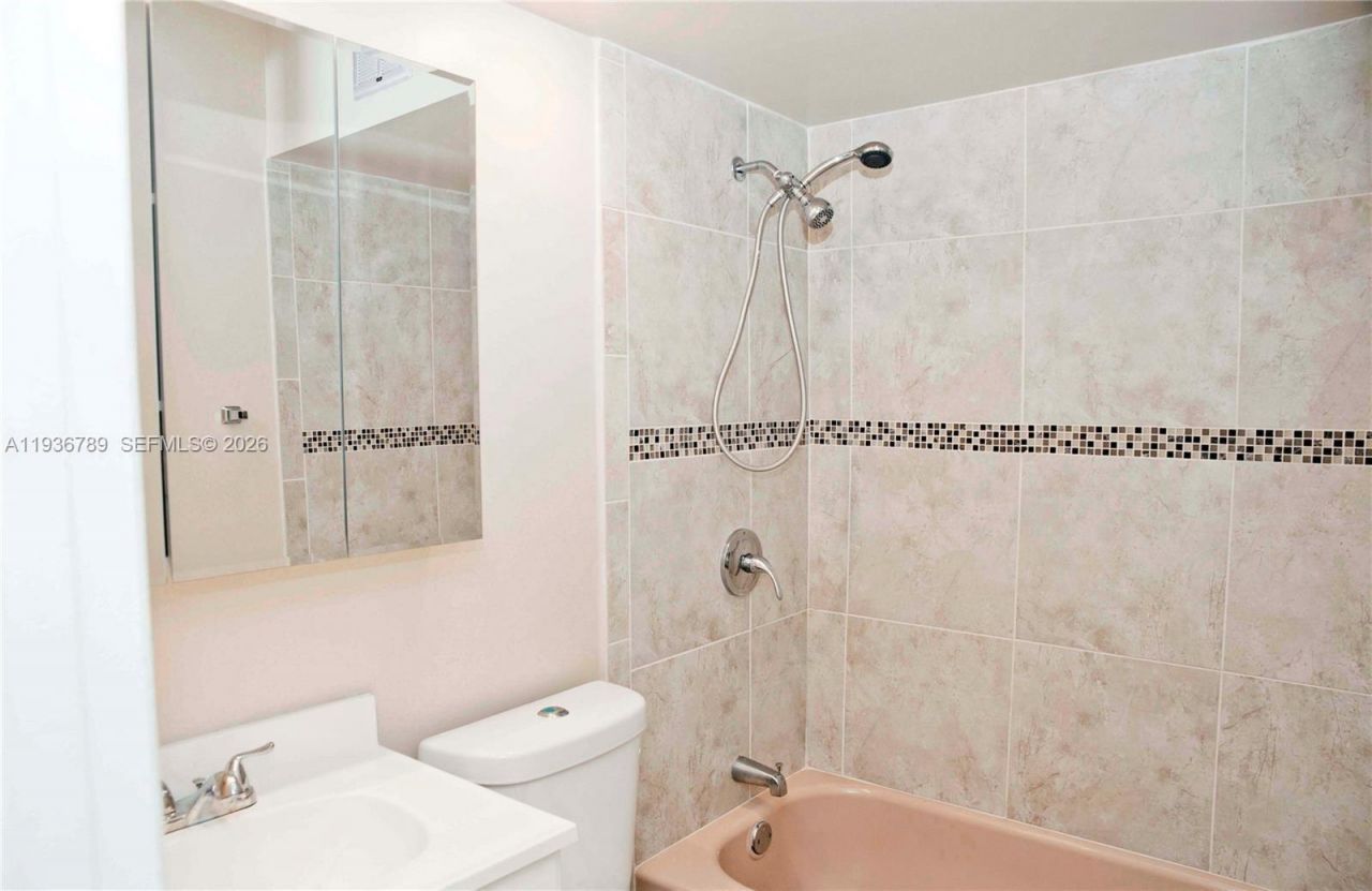 270 Layne Blvd, Unit 305, Hallandale Beach, FL 33009 Photo