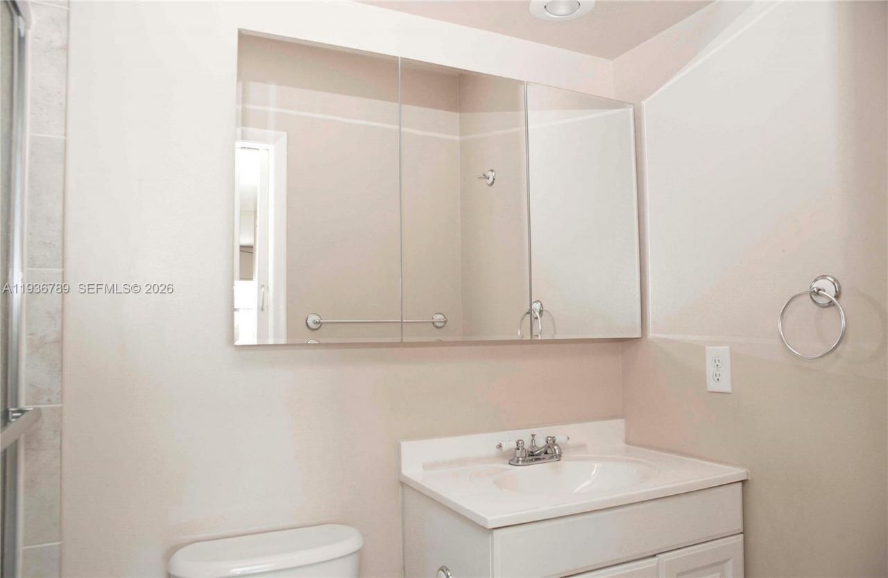 270 Layne Blvd, Unit 305, Hallandale Beach, FL 33009 Photo