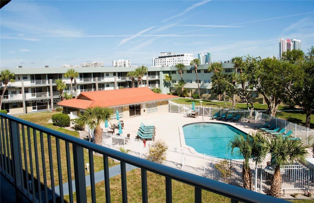 270 Layne Blvd, Unit 305, Hallandale Beach, FL 33009 Photo