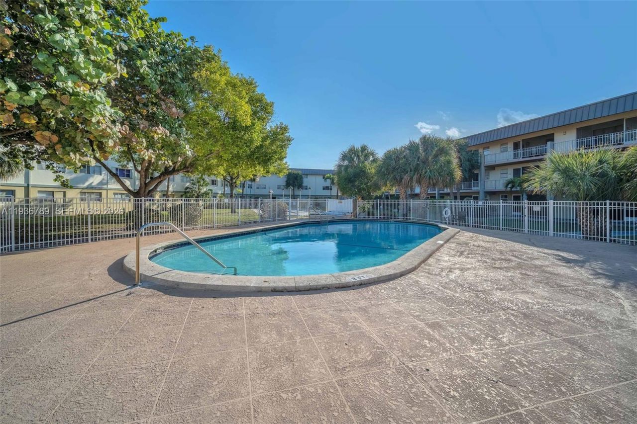 270 Layne Blvd, Unit 305, Hallandale Beach, FL 33009 Photo