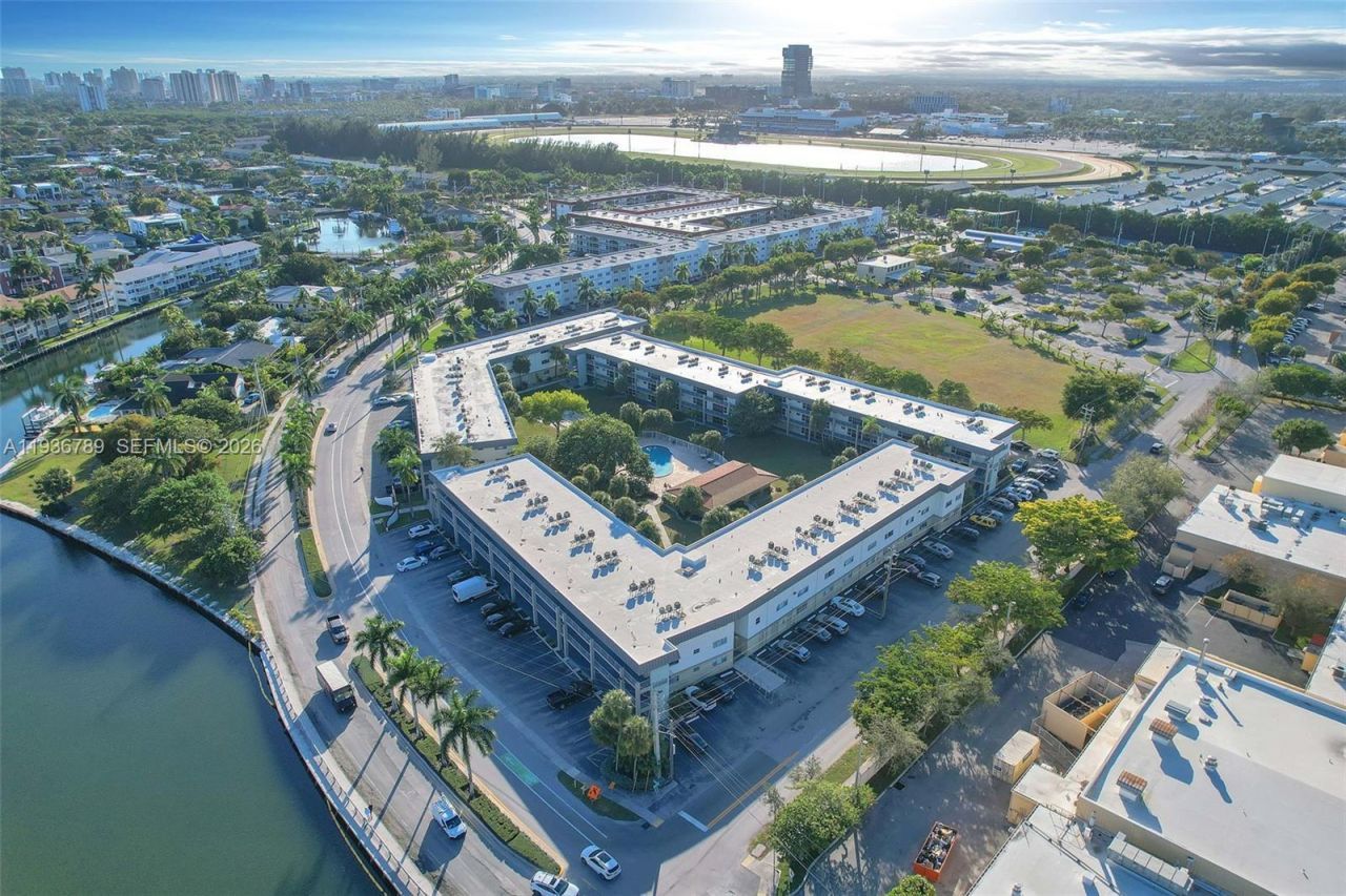 270 Layne Blvd, Unit 305, Hallandale Beach, FL 33009 Photo