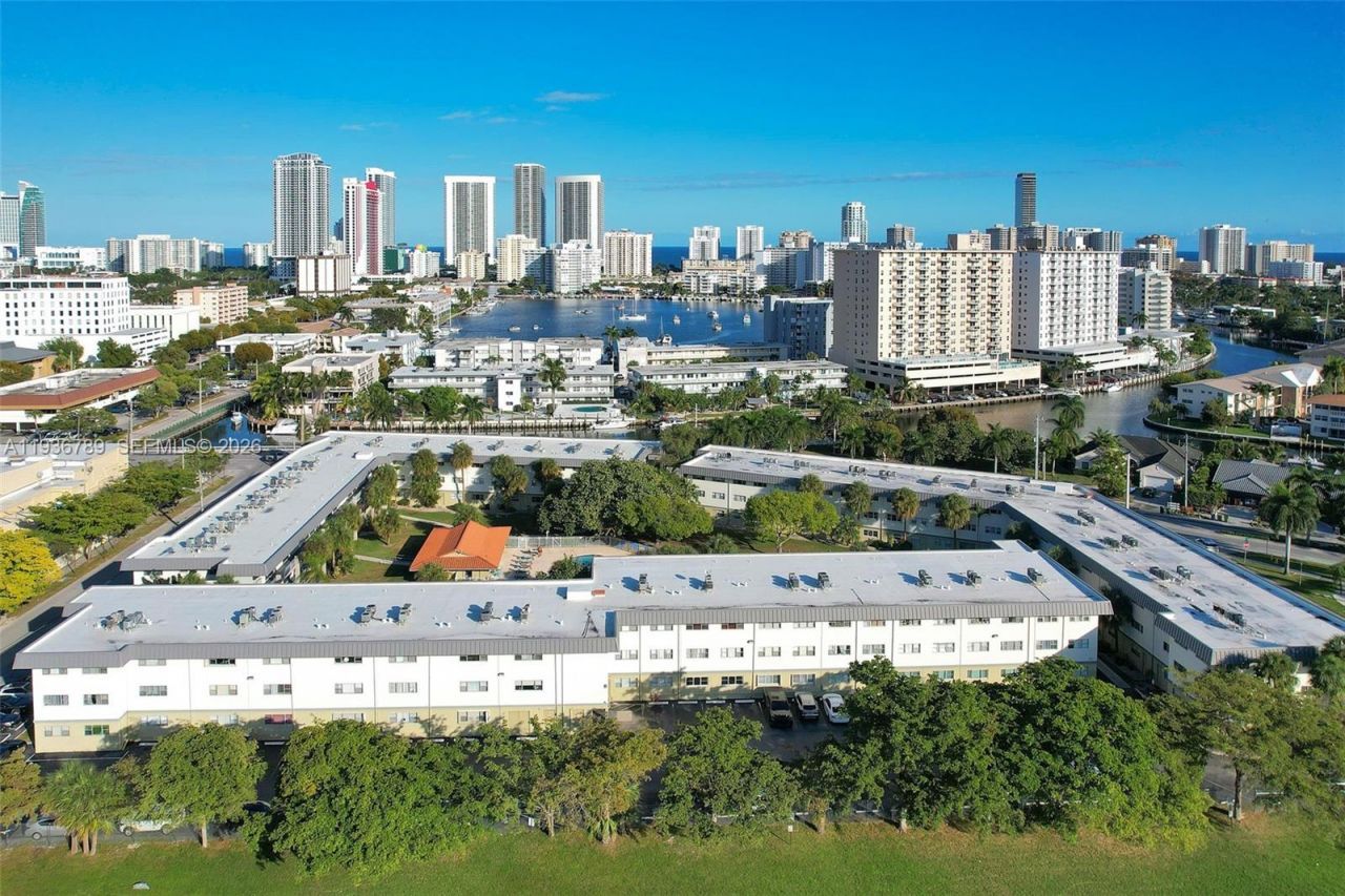 270 Layne Blvd, Unit 305, Hallandale Beach, FL 33009 Photo