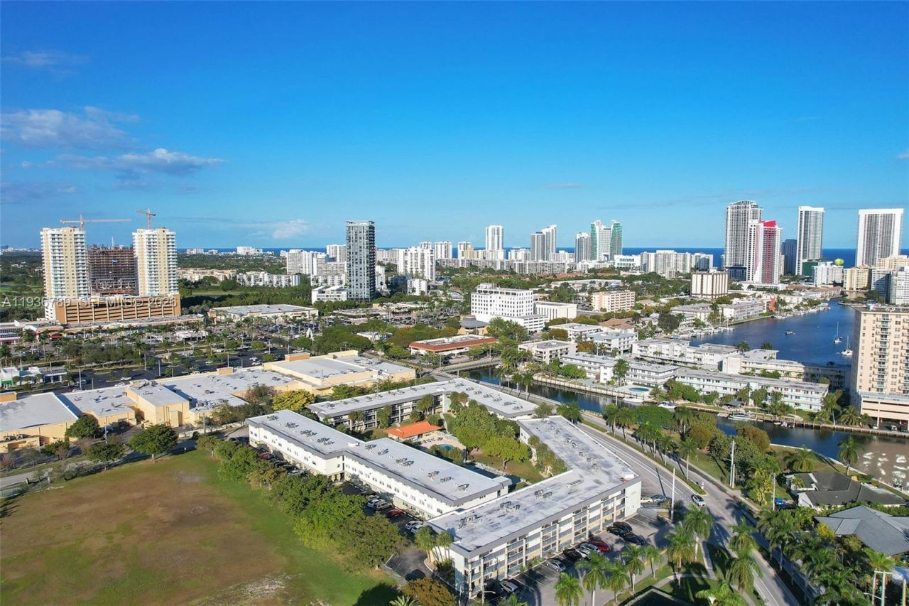 270 Layne Blvd, Unit 305, Hallandale Beach, FL 33009 Photo