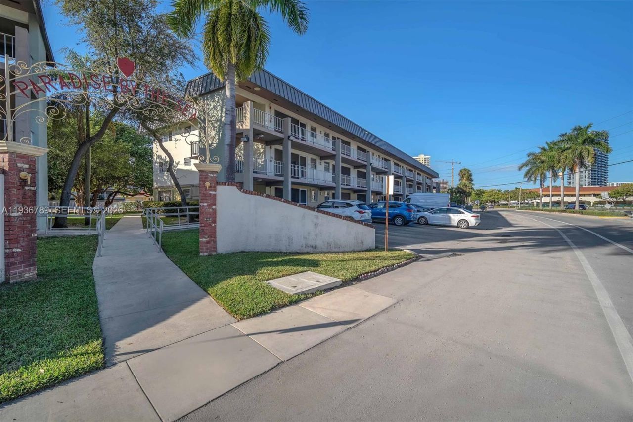 270 Layne Blvd, Unit 305, Hallandale Beach, FL 33009 Photo