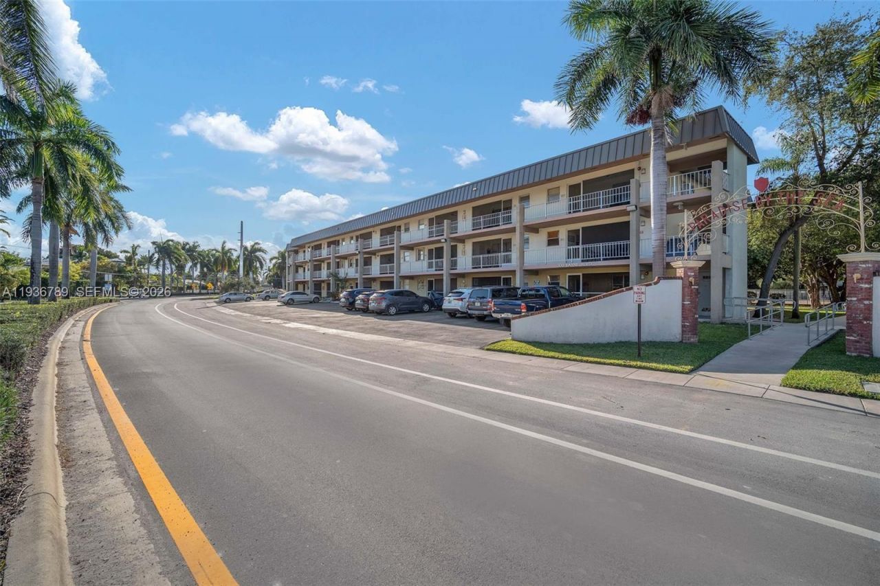 270 Layne Blvd, Unit 305, Hallandale Beach, FL 33009 Photo
