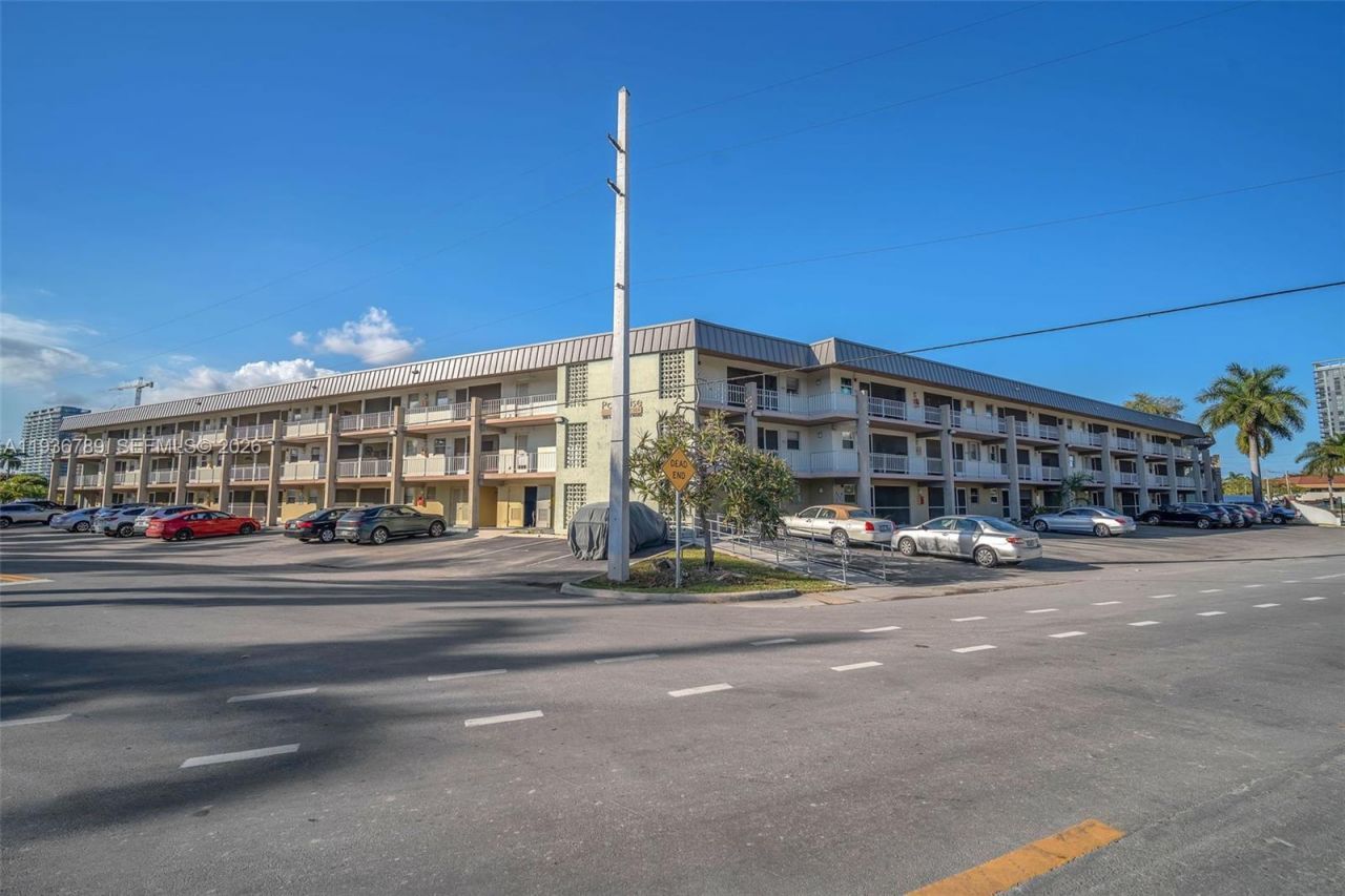 270 Layne Blvd, Unit 305, Hallandale Beach, FL 33009 Photo