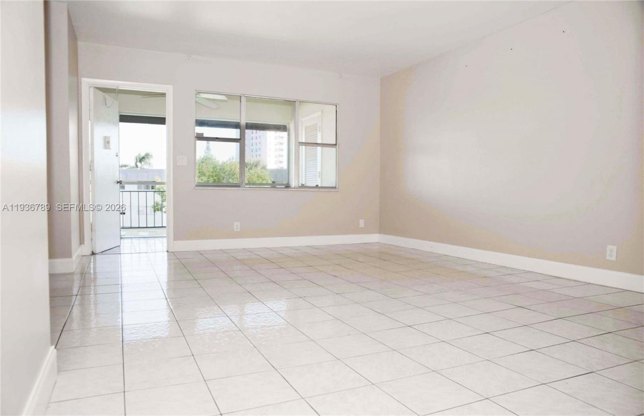 270 Layne Blvd, Unit 305, Hallandale Beach, FL 33009 Photo