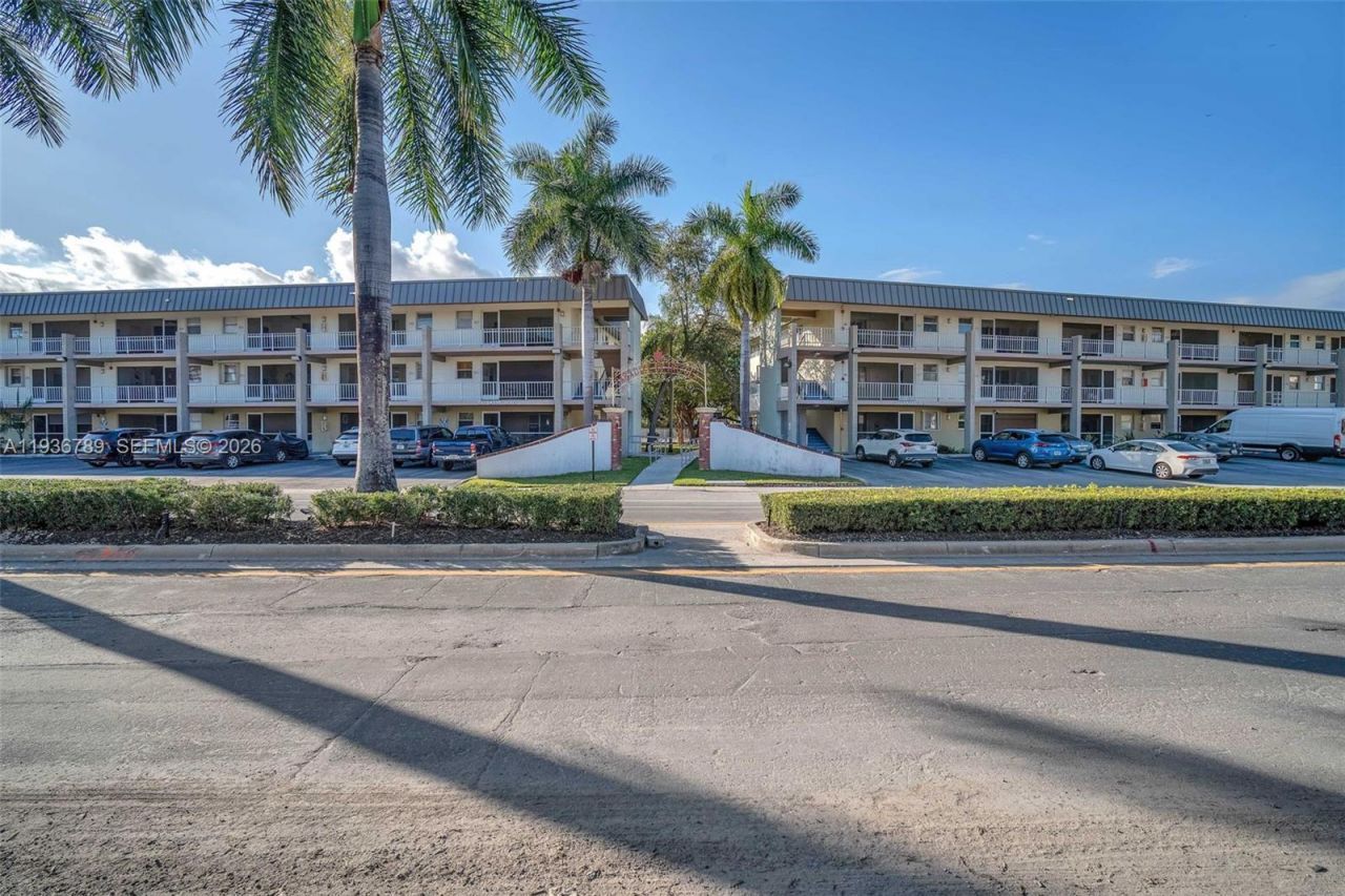 270 Layne Blvd, Unit 305, Hallandale Beach, FL 33009 Photo