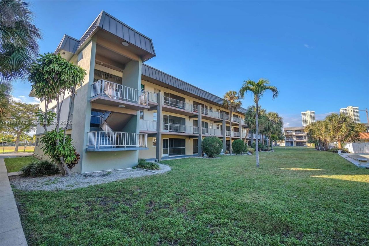 270 Layne Blvd, Unit 305, Hallandale Beach, FL 33009 Photo