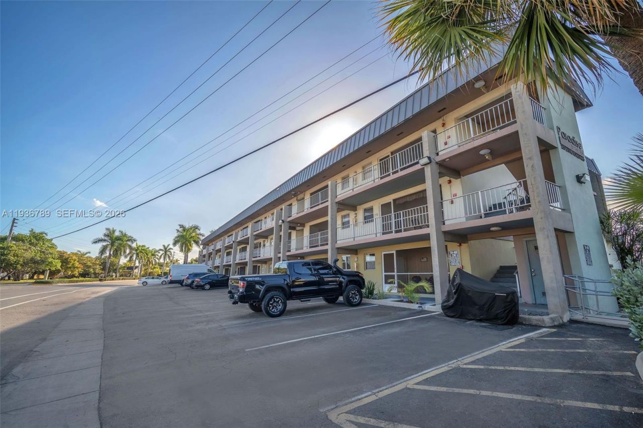 270 Layne Blvd, Unit 305, Hallandale Beach, FL 33009 Photo