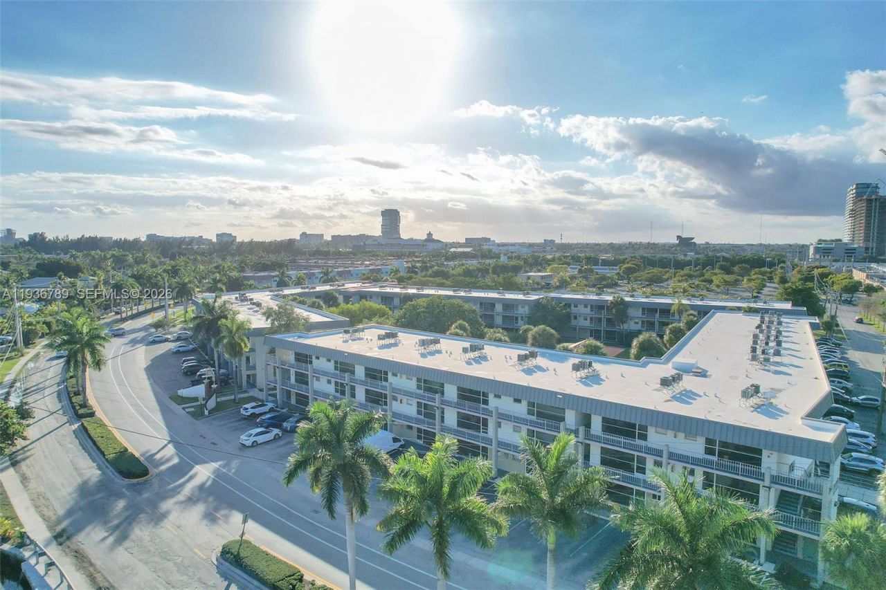 270 Layne Blvd, Unit 305, Hallandale Beach, FL 33009 Photo