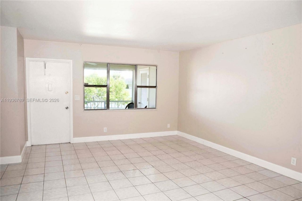 270 Layne Blvd, Unit 305, Hallandale Beach, FL 33009 Photo