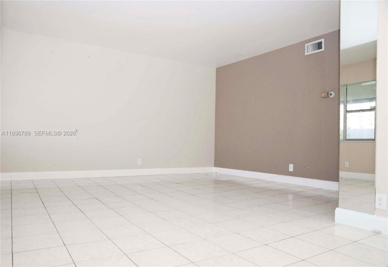 270 Layne Blvd, Unit 305, Hallandale Beach, FL 33009 Photo