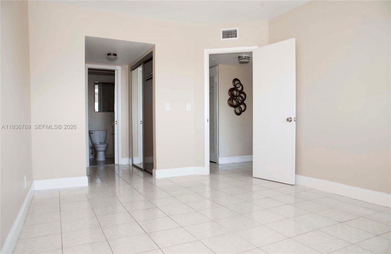 270 Layne Blvd, Unit 305, Hallandale Beach, FL 33009 Photo