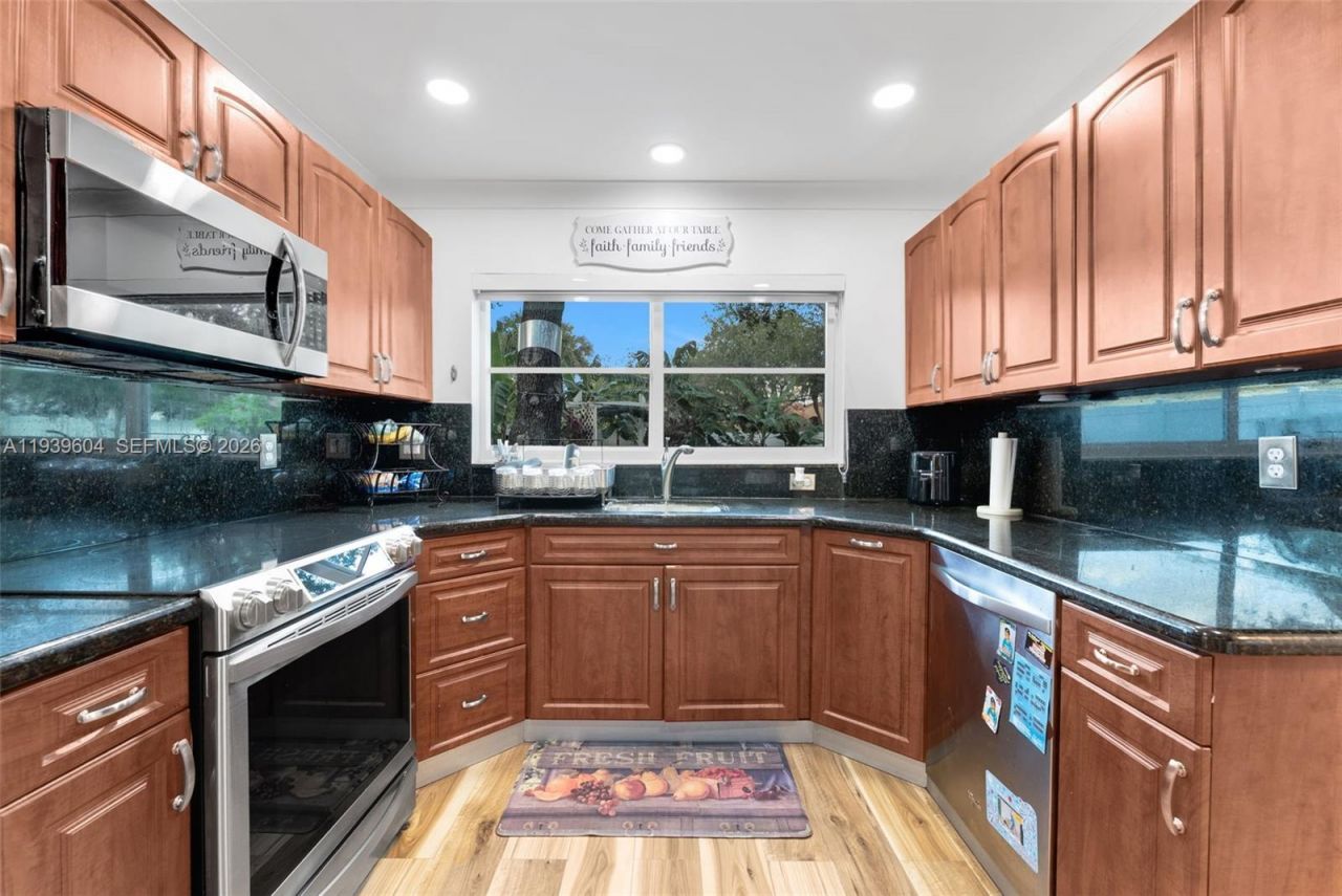 1289 NW 171st Ter, Pembroke Pines, FL 33028 Photo