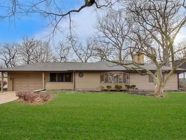 28 Muirwood Drive, Glen Ellyn, IL 60137