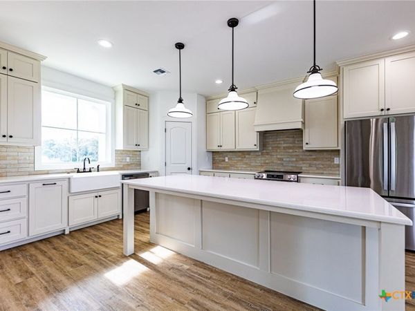 725 Private Road 1581, Hallettsville, TX 77964