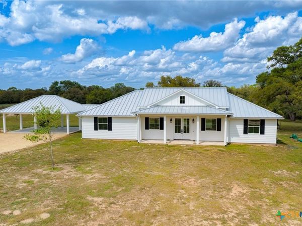 725 Private Road 1581, Hallettsville, TX 77964