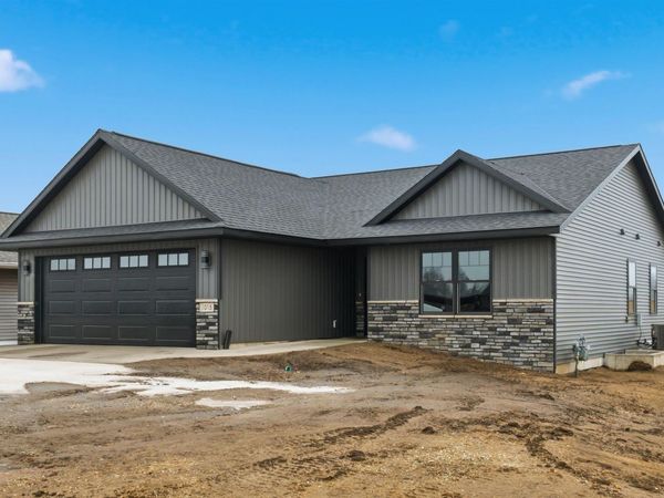 1015 Sage Oak Circle, Manchester, IA 52057