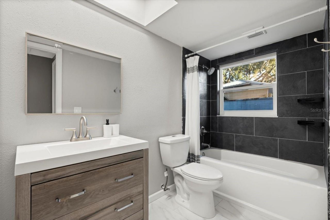 5548 Kingswood Drive, Orlando, FL 32810 Photo