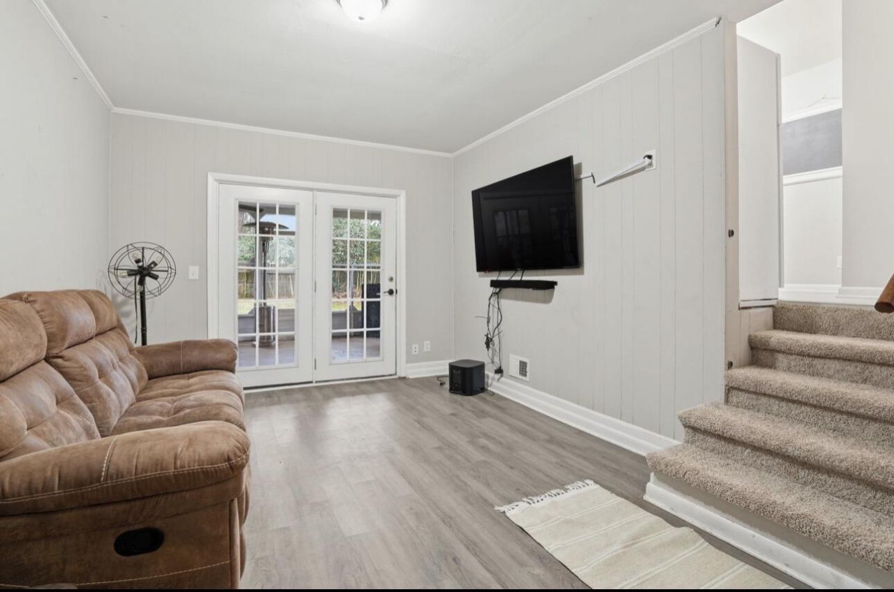 201 Pinewood Drive Photo 6