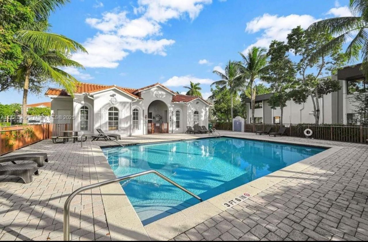 1041 NE 208th St, Miami, FL 33179 Photo