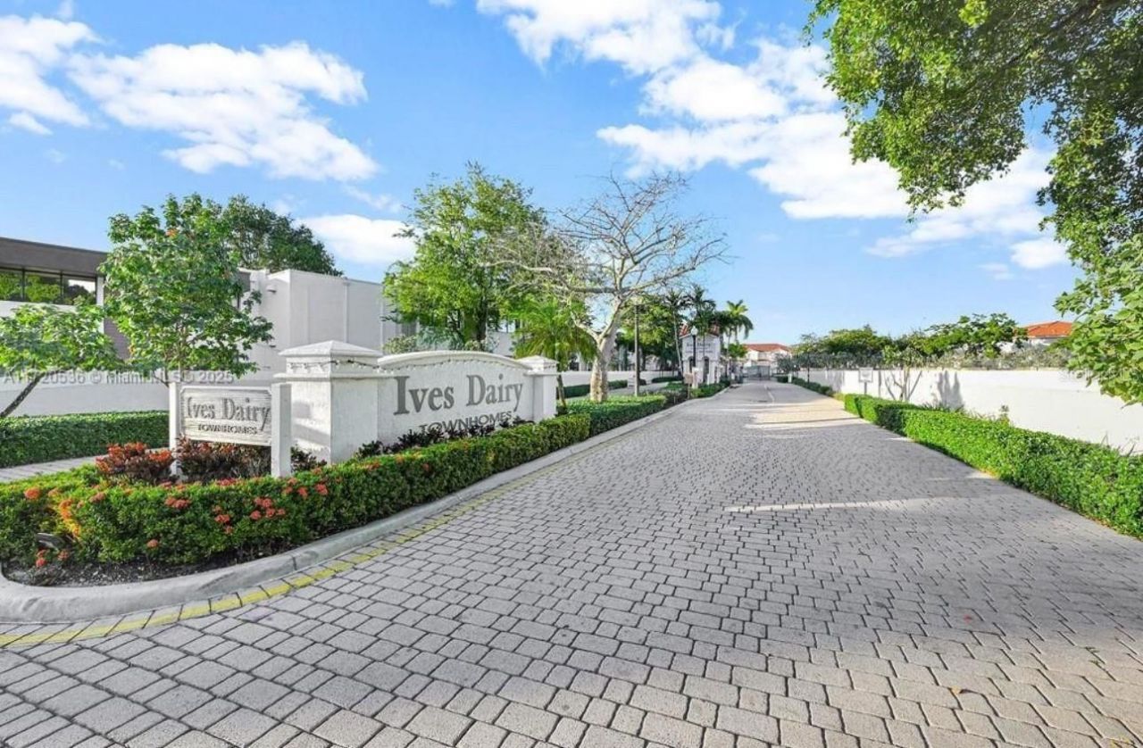 1041 NE 208th St, Miami, FL 33179 Photo