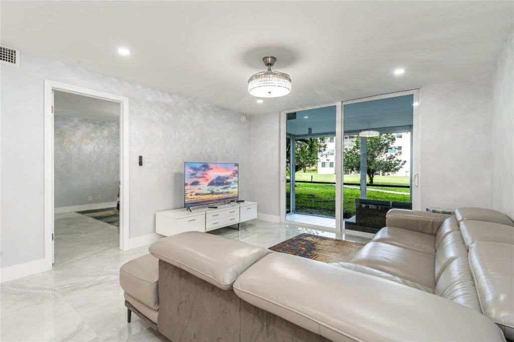 9523 S Hollybrook Lake Drive, Unit 102, Pembroke Pines, FL 33025 Photo