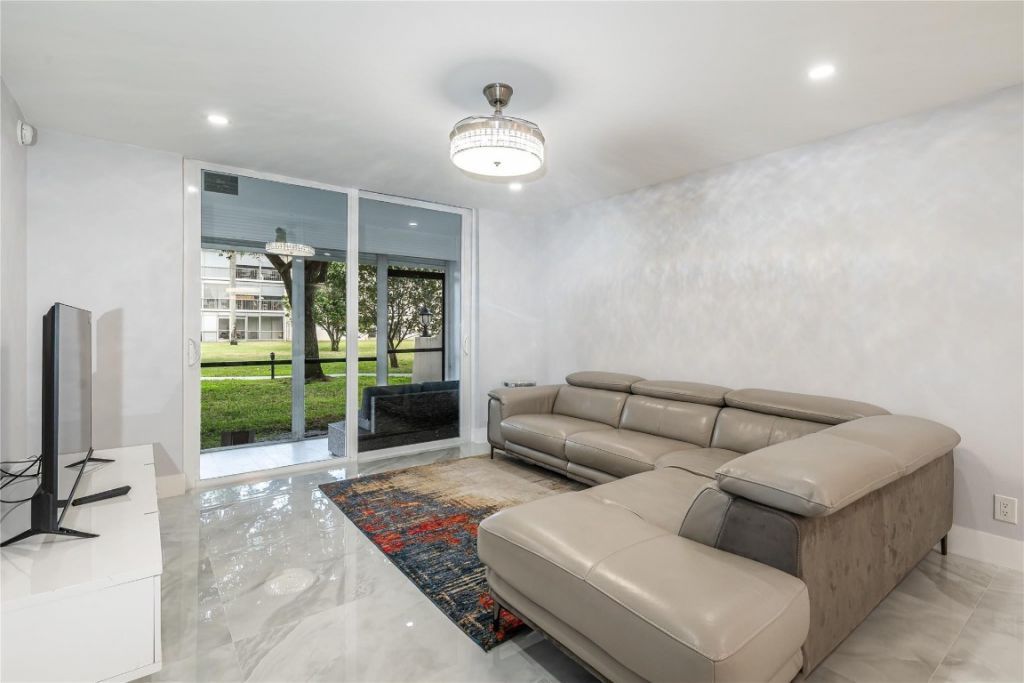 9523 S Hollybrook Lake Drive, Unit 102, Pembroke Pines, FL 33025 Photo