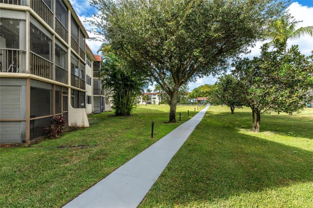 9523 S Hollybrook Lake Drive, Unit 102, Pembroke Pines, FL 33025 Photo
