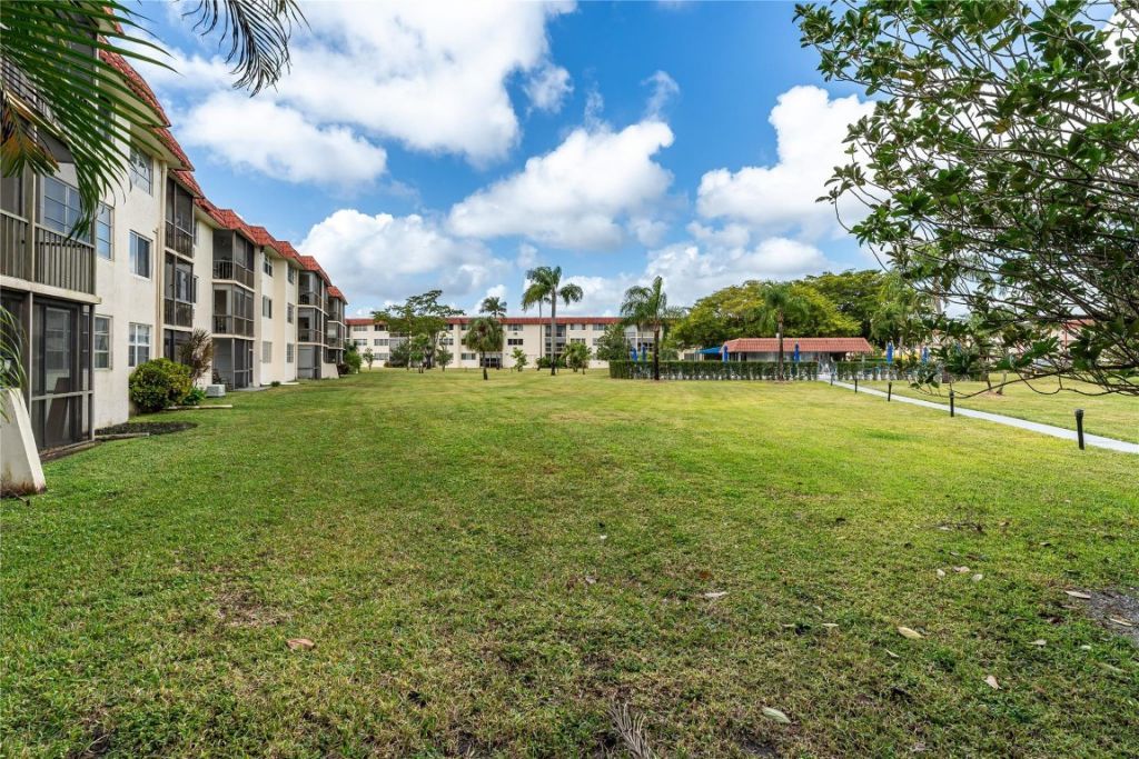 9523 S Hollybrook Lake Drive, Unit 102, Pembroke Pines, FL 33025 Photo
