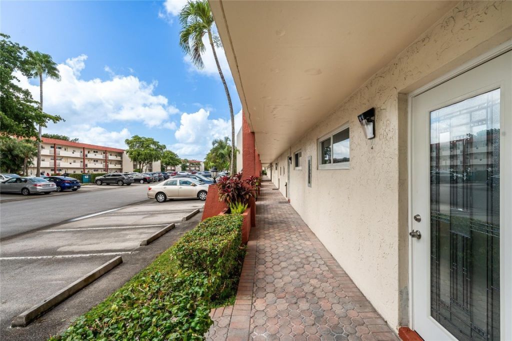9523 S Hollybrook Lake Drive, Unit 102, Pembroke Pines, FL 33025 Photo