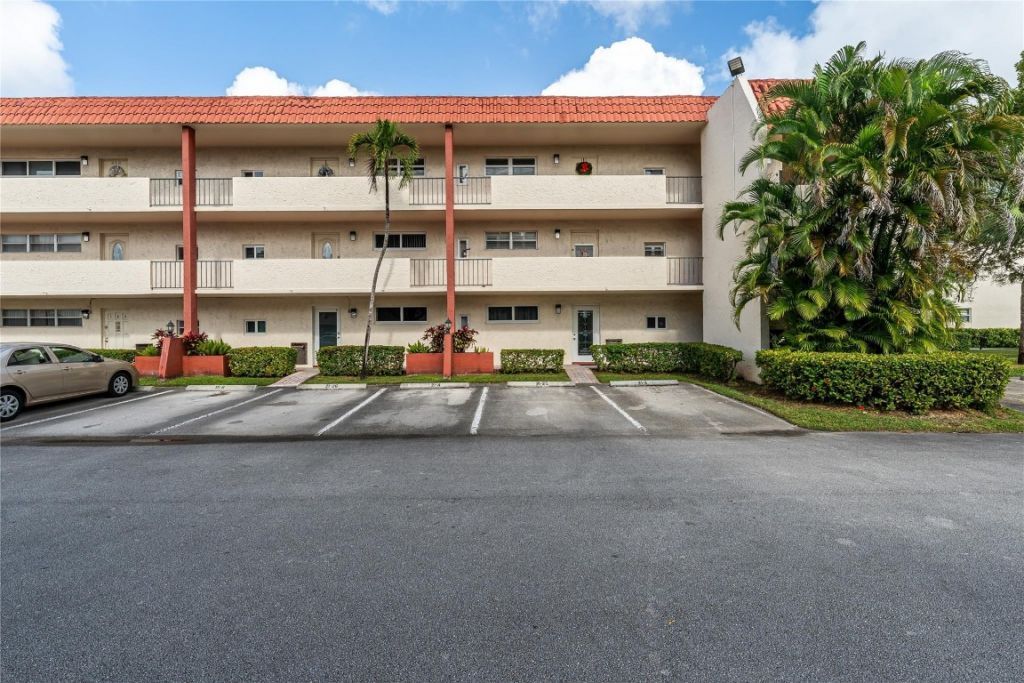 9523 S Hollybrook Lake Drive, Unit 102, Pembroke Pines, FL 33025 Photo