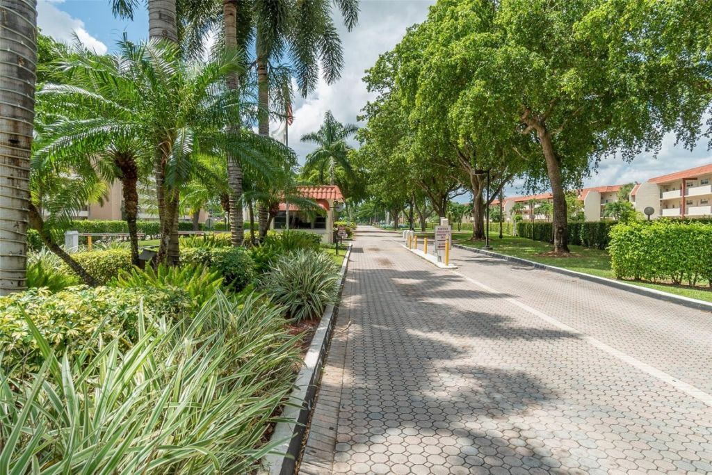 9523 S Hollybrook Lake Drive, Unit 102, Pembroke Pines, FL 33025 Photo