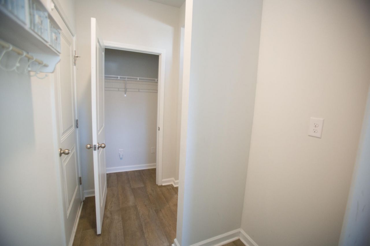 212 N Light Way Photo 8