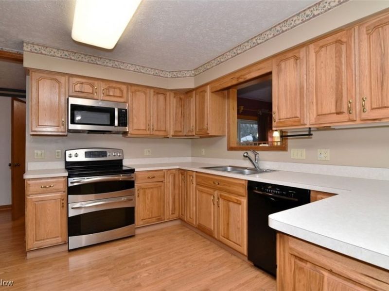 8010 Zupancic Drive, Garrettsville, OH 44231 Photo 4