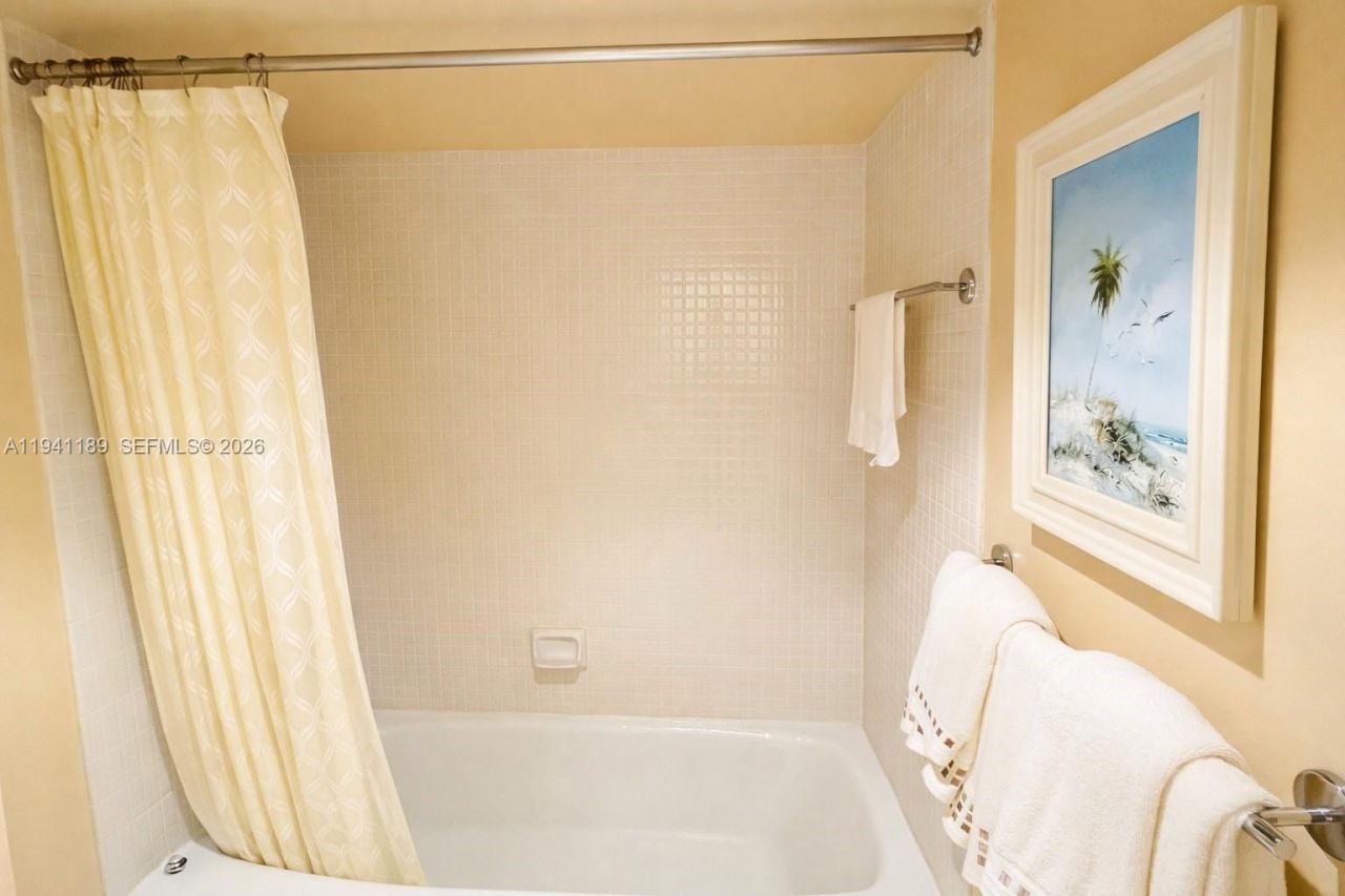 20505 E Country Club Dr , Unit 1033, Aventura, FL 33180 Photo